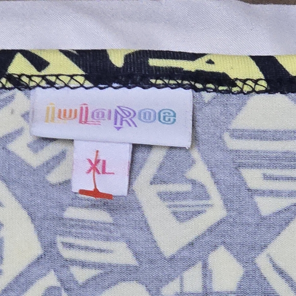 Elegant Black and Yellow Patterned Maxi Dress - Picture 4 of 7